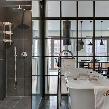 Waterlane River View Premium Spa, Pool & Gym By Downtown Apartment