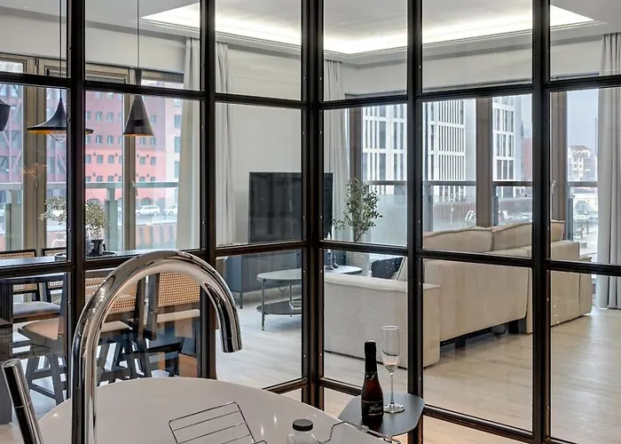 Waterlane River View Premium Spa, Pool & Gym By Downtown Apartment